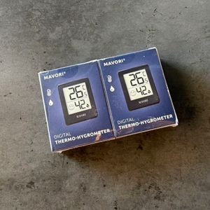 Zwei Mavori E0345 liegen nebeneinander auf einem Tisch