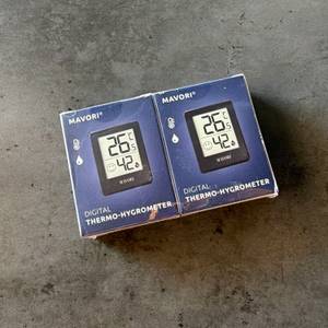 Zwei Mavori E0345 liegen nebeneinander auf einem Tisch