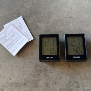 Zwei Mavori E0345 liegen neben den Anleitungen auf einem Tisch