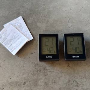 Zwei Mavori E0345 liegen neben den Anleitungen auf einem Tisch