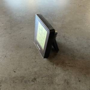 Das Mavori E0345 steht auf einem Tisch