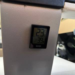 Das Mavori E0345 haftet an einem Stück Metall