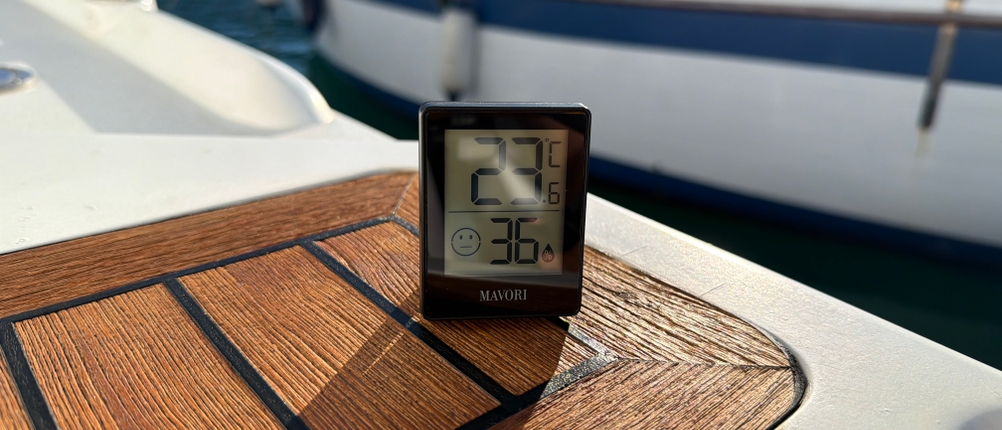 Ein Mavori E0345 steht auf Holz