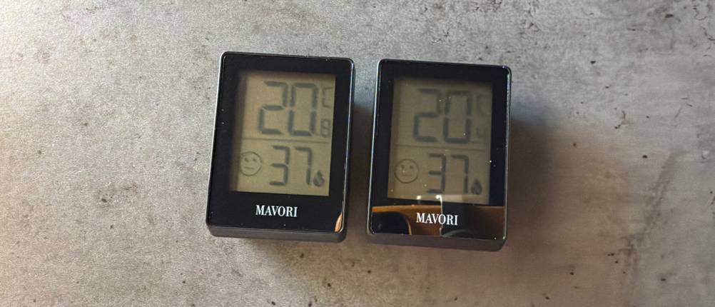 Zwei Mavori E0345 liegen nebeneinander auf einem Tisch