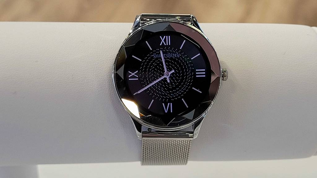Hybrid Smartwatch im Test: leuchtende Ziffernblattanzeige einer silber-schwarzen Maxcom Uhr.