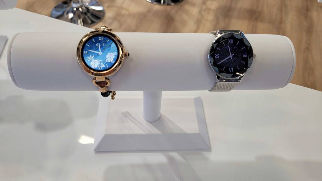 Hybrid Smartwatch im Test: Zwei Maxcom Uhren nebeneinander auf einem weißen Uhrenhalter.