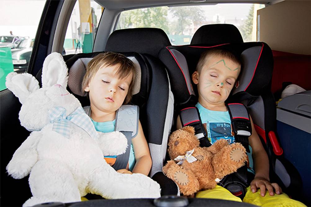 Maxi-Cosi-Kindersizt von 9 - 36 kg im Test: Zwei Kinder die in ihren Kindersitzen eingeschlafen sind.
