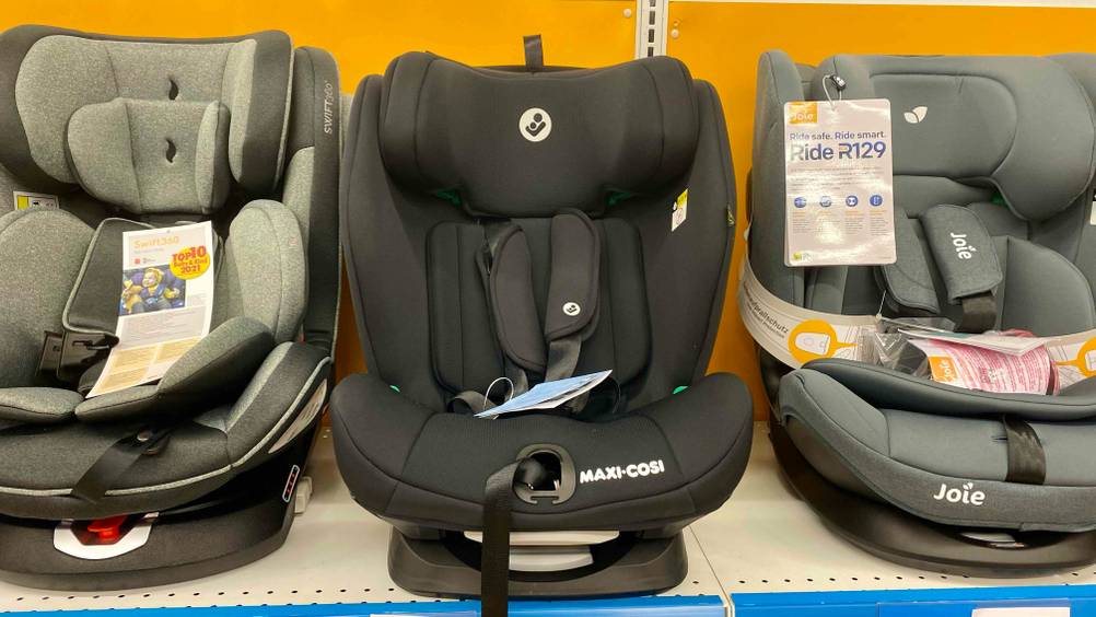 Maxi-Cosi-Kindersitz getestet: Ein Sitz zwischen anderen in einer Verkaufsausstellung.