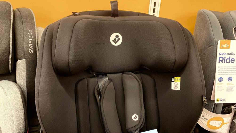 Nahaufnahme der Rückenlehne und des Kopfteils eines getesteten Maxi-Cosi-Kindersitzes.