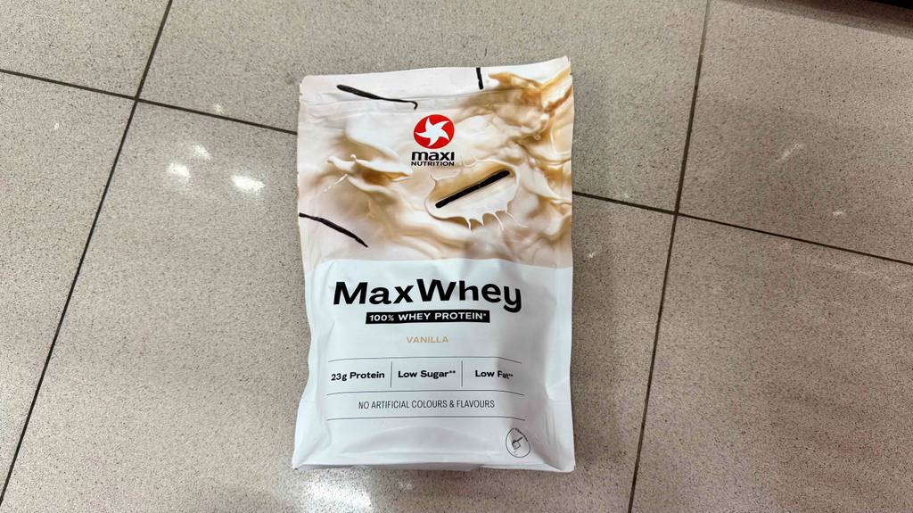 Eine Packung getestetes Whey-Protein-Vanille liegt auf Fliesen.