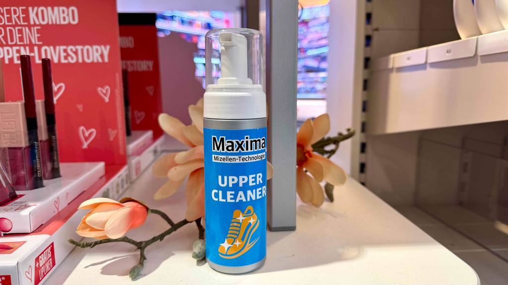 Sneaker-Reinigungsset im Test: Eine Dose steht auf einem weißen Regalbrett vor einer Blume.