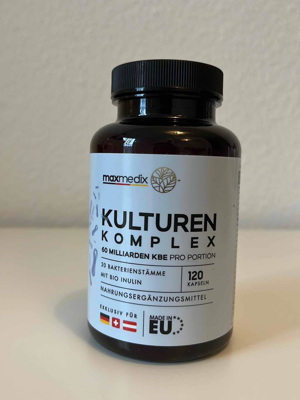 Eine Dose getestetes Probiotika von vorne vor einer hellen Wand.