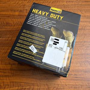 Der Karton des MaxxDry-Hochleistungstrockners liegt auf einem Tisch