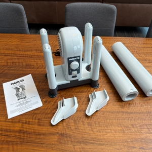 Der Lieferumfang vom MaxxDry-Hochleistungstrockner liegt auf einem Tisch