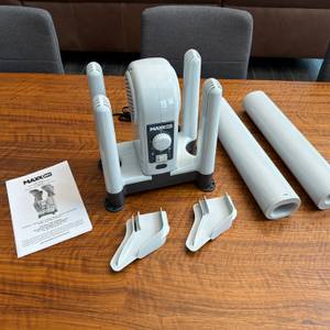 Der Lieferumfang vom MaxxDry-Hochleistungstrockner liegt auf einem Tisch