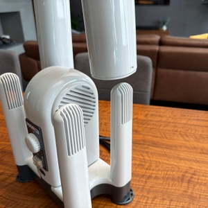 Ein Halter wird auf den MaxxDry-Hochleistungstrockner gesteckt