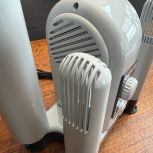 Ein Halter für Handschuhe am MaxxDry-Hochleistungstrockner