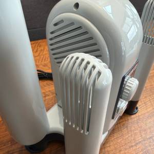 Ein Halter für Handschuhe am MaxxDry-Hochleistungstrockner