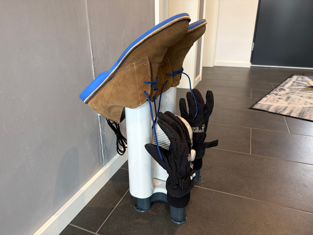 Mit dem MaxxDry-Hochleistungstrockner werden zwei Schuhe und zwei Handschuhe getrocknet