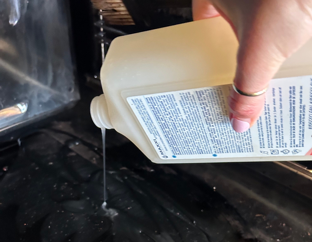MaxxiClean Backofenreiniger im Test: Ofenreiniger wird auf Ofentür gegeben
