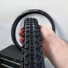 Das Profil des Maxxis-Cubierta-Reifens ist frontal zu sehen. Die Stollen sind regelmäßig angeordnet.