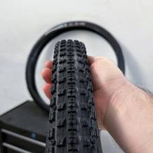 Das Profil des Maxxis-Cubierta-Reifens ist frontal zu sehen. Die Stollen sind regelmäßig angeordnet.