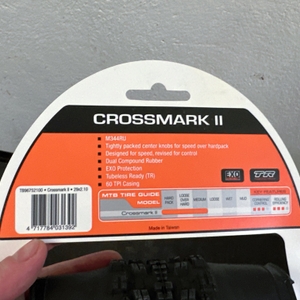 Vorderseite der Maxxis-Cubierta-Verpackung mit Modellname und Reifendaten. Das Etikett zeigt Größe und Einsatzbereich.