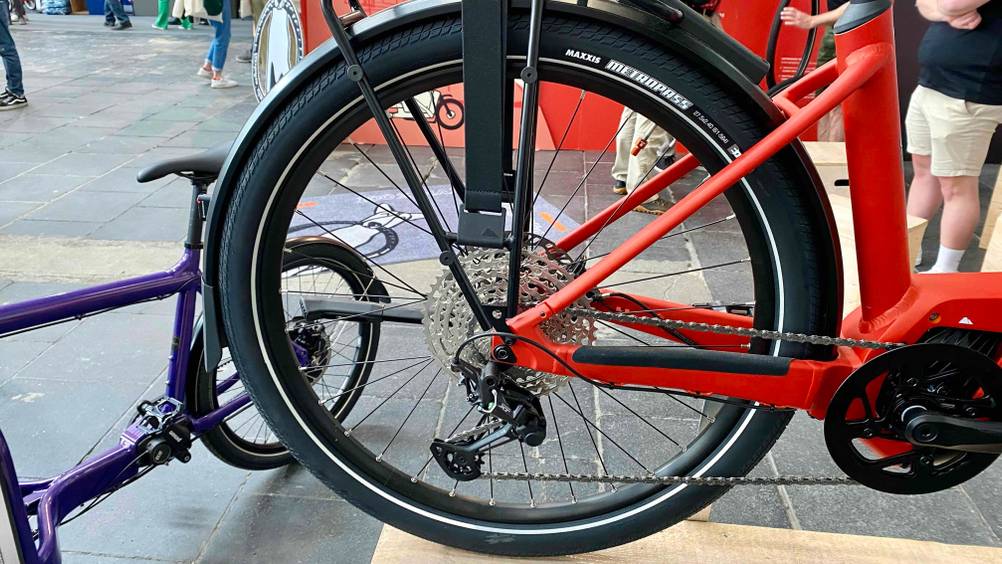 Nahaufnahme des getesteten E-Bike-Reifens an einem roten Fahrrad.