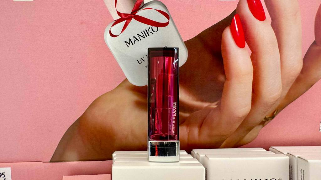 Maybelline Lippenstift-Test: Ein Stift steht vor einer Wand mit einer großen Hand.