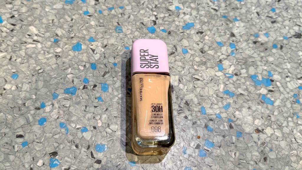 Maybelline-Foundation getestet: Auf dem Fläschchen ist die Farbrichtung angegeben.