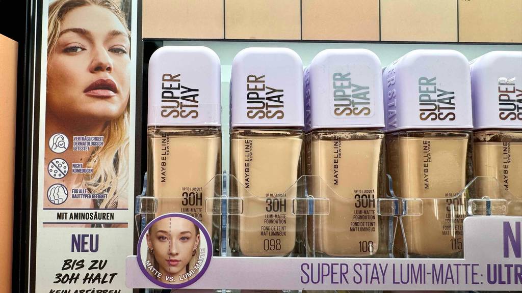 Maybelline-Foundation im Test: Mehrere unterschiedliche Farbrichtungen stehen nebeneinander in einem Regal.