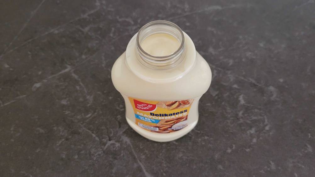 Im Test: Eine geöffnete Flasche Mayonnaise von oben.