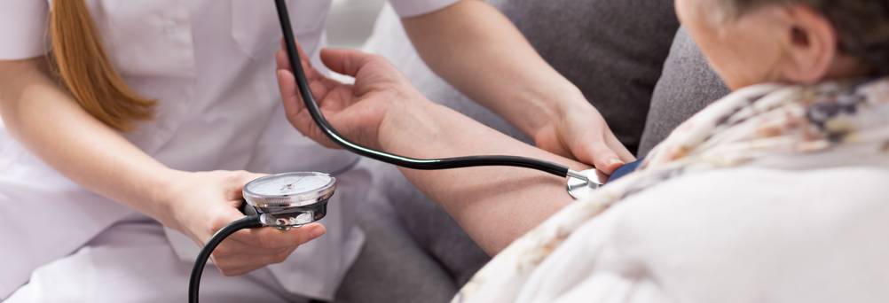 Pflegeversicherung-Blutdruck-messen