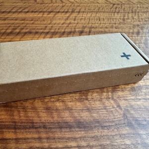 Der Karton des Meater-Fleischthermometer OSC-MT-MP01 liegt auf einem Tisch