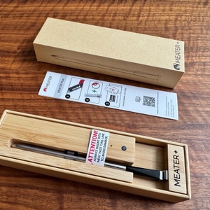 Das Meater-Fleischthermometer OSC-MT-MP01 liegt nach dem Auspacken in der Halterung