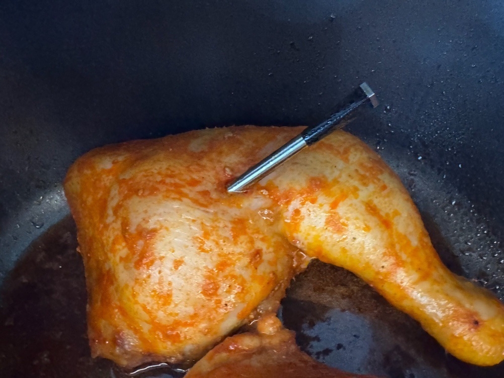 Das Meater-Fleischthermometer OSC-MT-MP01 steckt nach dem Kochen in einem Stück Fleisch