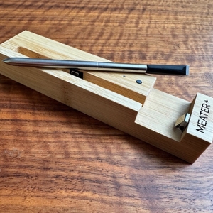 Das Meater-Fleischthermometer OSC-MT-MP01 liegt auf seiner Halterung