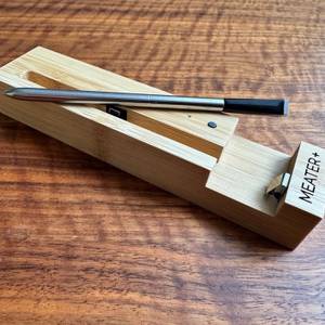 Das Meater-Fleischthermometer OSC-MT-MP01 liegt auf seiner Halterung