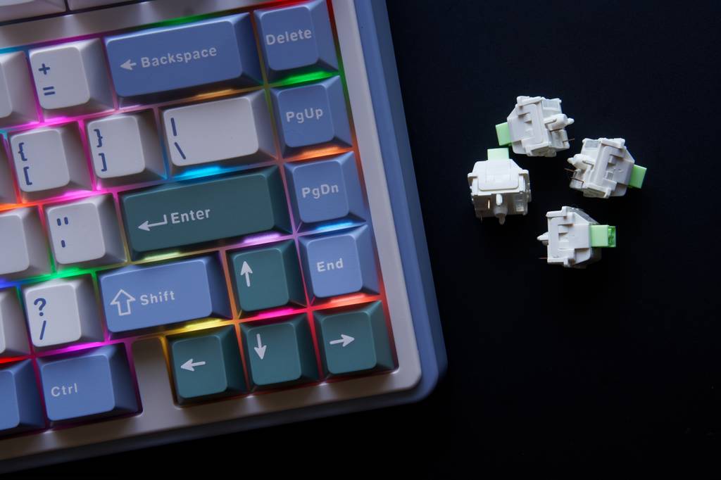Teilansicht einer mechanischen Tastatur aus dem Test, daneben liegen ein paar Schalter