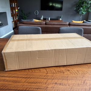 Der Karton der Mediashop Vibro Shaper ‎M12442 steht auf einem Tisch.