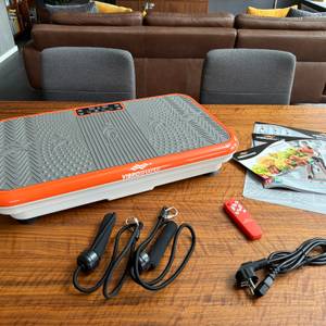 Der Lieferumfang der Mediashop Vibro Shaper ‎M12442 liegt auf einem Tisch.