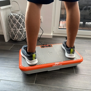 Zwei Füße stehen breit auf der Mediashop Vibro Shaper ‎M12442.