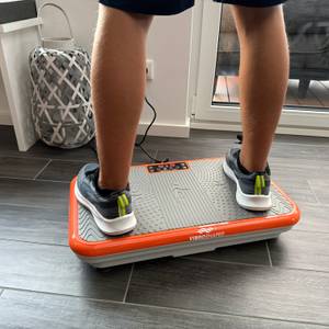 Zwei Füße stehen breit auf der Mediashop Vibro Shaper ‎M12442.