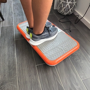 Zwei Füße stehen mittig auf der Mediashop Vibro Shaper ‎M12442.