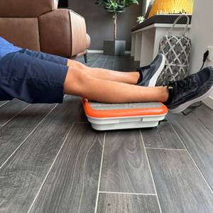 Zwei Beine liegen auf der Mediashop Vibro Shaper ‎M12442.