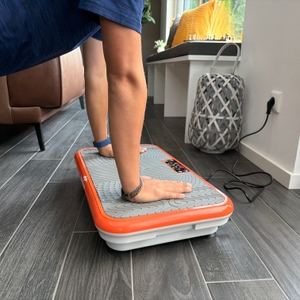 Eine Person stützt sich mit zwei Händen auf der Mediashop Vibro Shaper ‎M12442 ab.