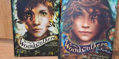 Zwei Bücher der Woodwalkers-Romanreihe stehen neben einander. Auf dem linken Roman ist die Titelfigur Carag zu sehen, dessen rechts Gesichtshälfte teilverwandelt in einen Puma ist. Auf dem rechten Buch ist ebenfalls ein Junge zu sehen, dessen linke Gesichtshälfte teilverwandelt in eine Raubkatze ist.