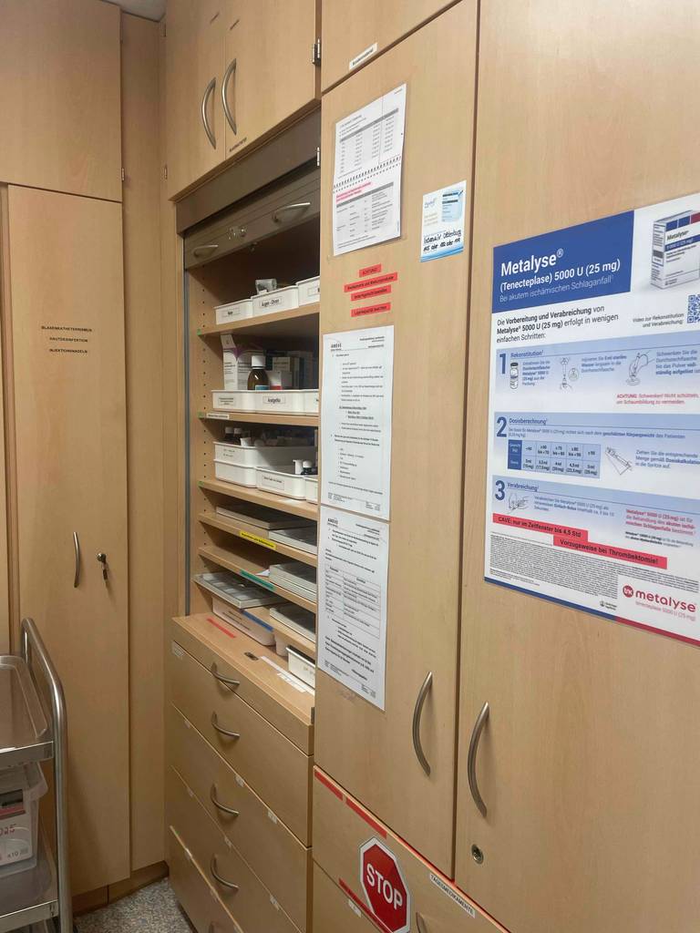 Im Test: Ein Medizinschrank, der in einer Schrankwand integriert ist.