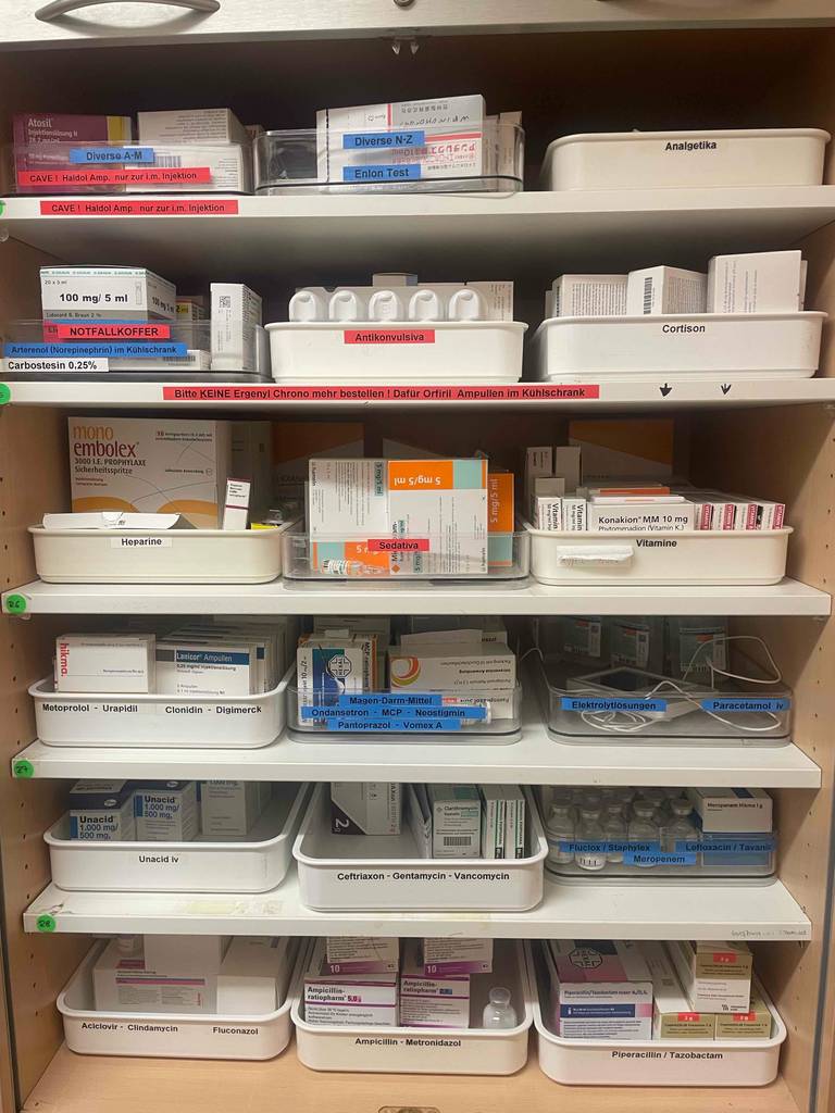 Im Test: Ein Medizinschrank, der mit mehreren Regalböden ausgestattet ist, auf denen sich Medikamente befinden.