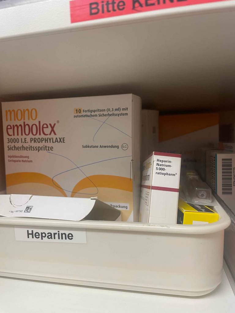 Ein getesteter Medizinschrank, der mit einer herausnehmbaren Schublade ausgestattet ist.